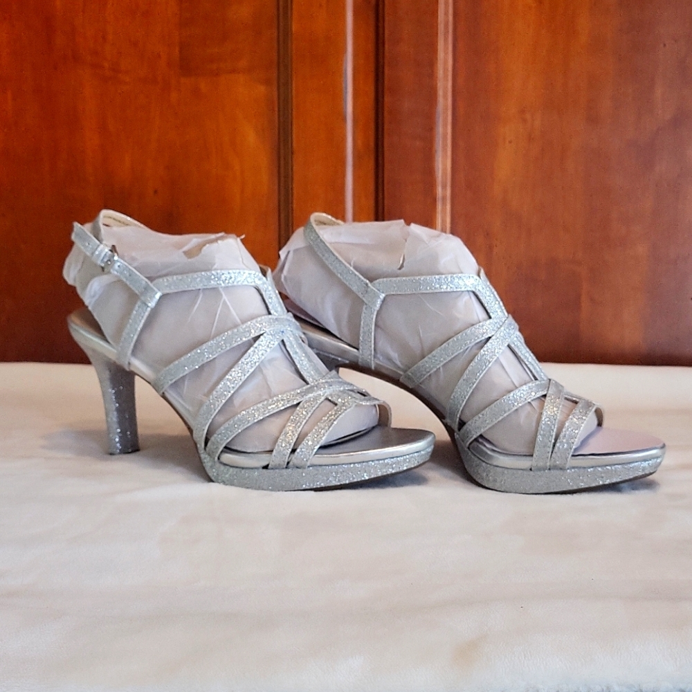 Naturalizer heels, silver 9M